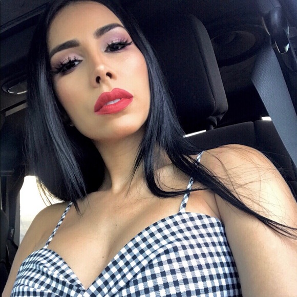 Meet your Posher, Monica - Picture 1 of 8